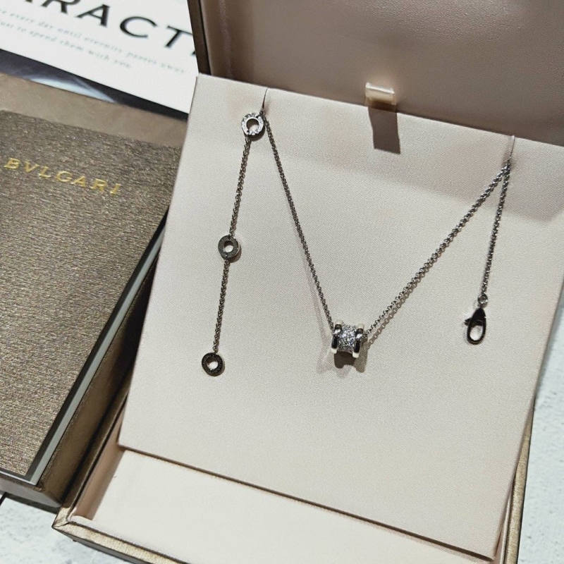 Bo*te*ga venenta necklaces